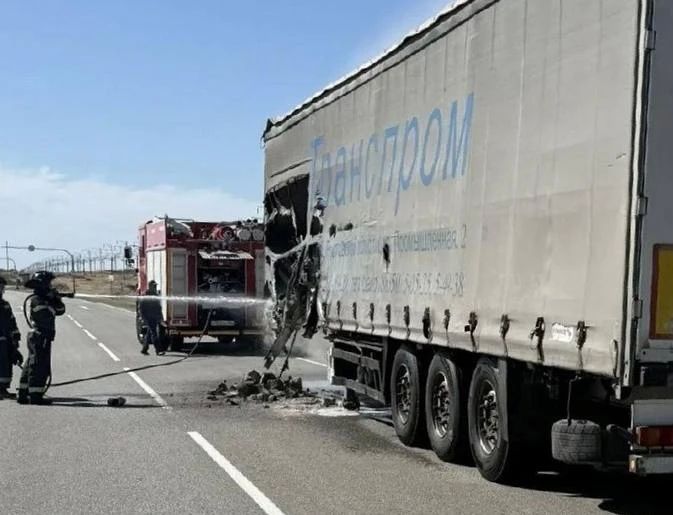 Прицеп грузового автомобиля, перевозившего стройматериалы, загорелся в Геническом округе из-за атаки вражеского БпЛА Прицеп грузового автомобиля, перевозившего стройматериалы, загорелся в Геническом округе из-за атаки вражеского БпЛА