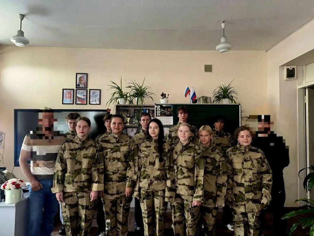 Кадетам Скадовской школы №1 вручили форменную одежду от Росгвардии в преддверии нового учебного года