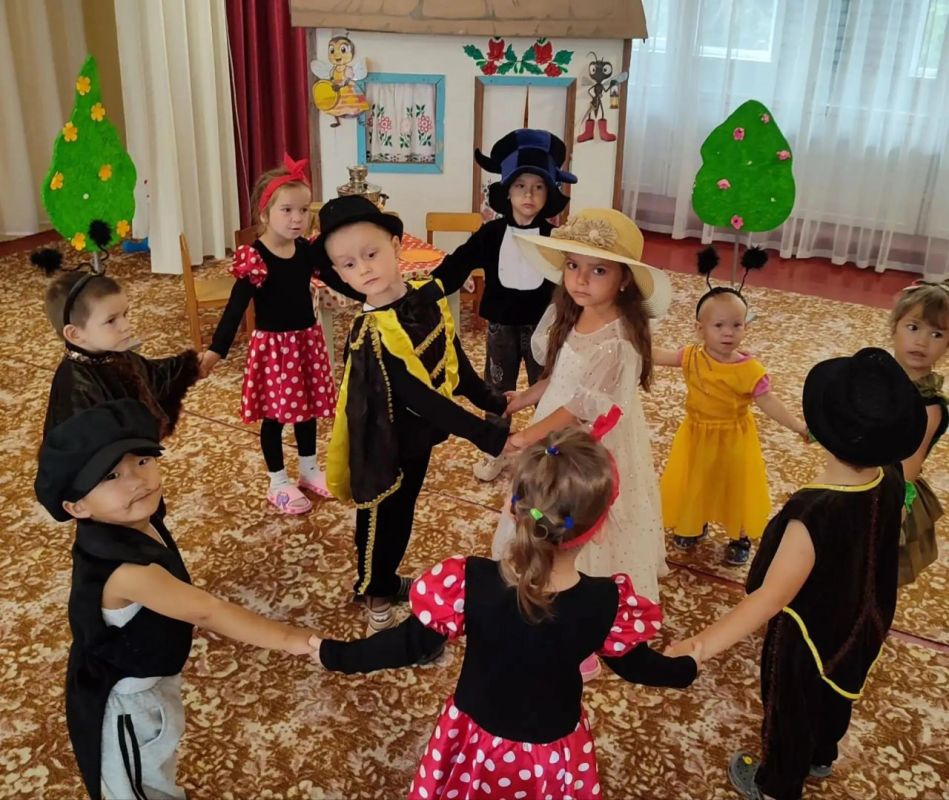 В «Золотом ключике» отметили день рождения Мухи-Цокотухи В «Золотом ключике» отметили день рождения Мухи-Цокотухи