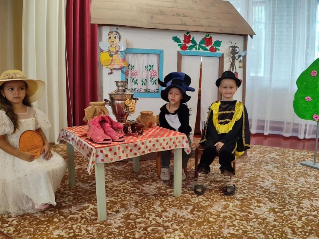 В «Золотом ключике» отметили день рождения Мухи-Цокотухи В «Золотом ключике» отметили день рождения Мухи-Цокотухи