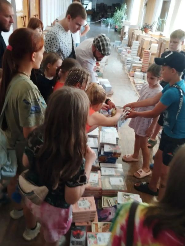 Воспитанники Молодёжного центра города Каховки помогли разложить новые книги Воспитанники Молодёжного центра города Каховки помогли разложить новые книги