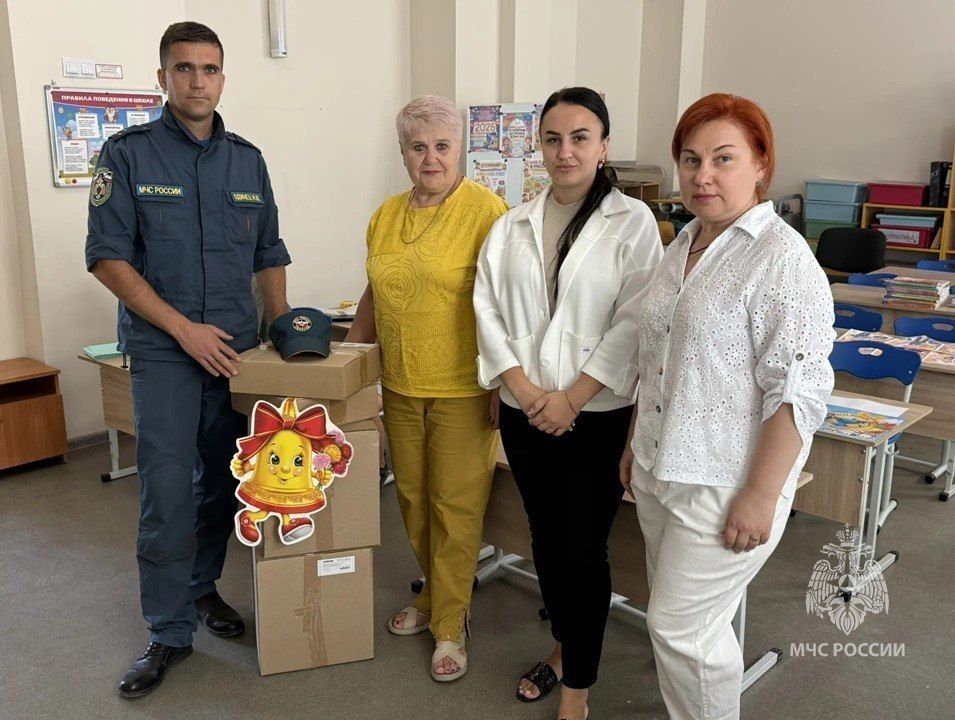 Рюкзаки и всё необходимое к школе: спасатели МЧС приехали к воспитанникам Генической школы-интерната
