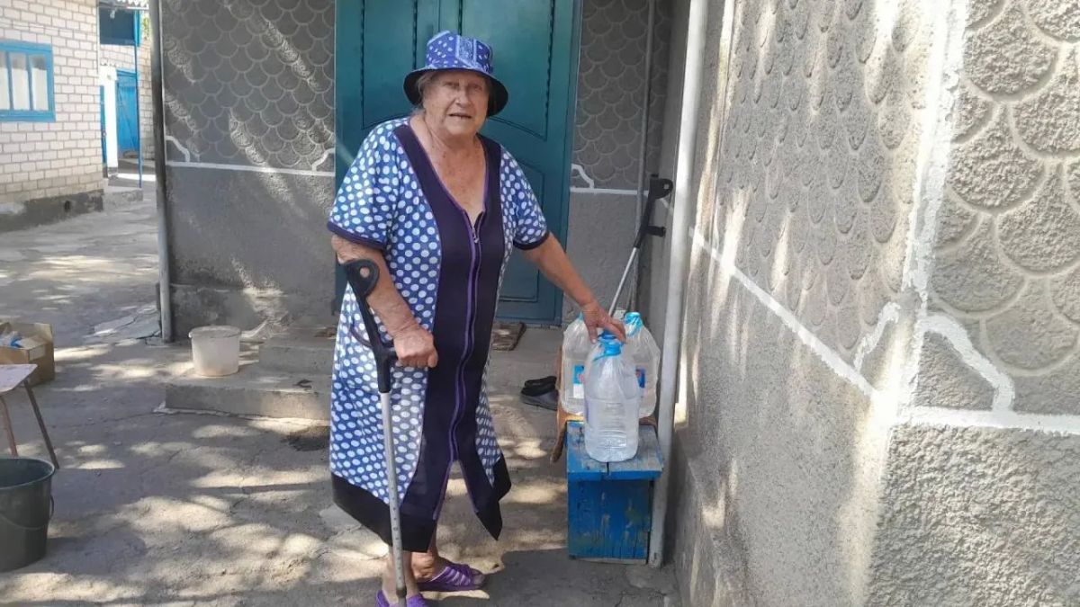 В Верхнем Рогачике жителям раздали почти две тонны бутилированной питьевой воды В Верхнем Рогачике жителям раздали почти две тонны бутилированной питьевой воды