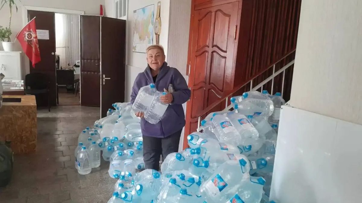 В Верхнем Рогачике жителям раздали почти две тонны бутилированной питьевой воды В Верхнем Рогачике жителям раздали почти две тонны бутилированной питьевой воды