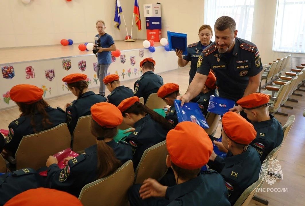 Сегодня, 1 сентября, в День знаний, сотрудники Главного управления МЧС России по Херсонской области стали особенными гостями во многих школах области! Сегодня, 1 сентября, в День знаний, сотрудники Главного управления МЧС России по Херсонской области стали особенными гостями во многих школах области!