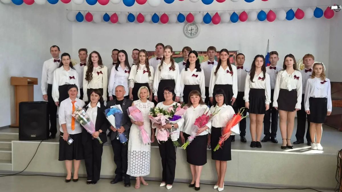 Посетила праздничную линейку в Чаплинской школе №1 Посетила праздничную линейку в Чаплинской школе №1
