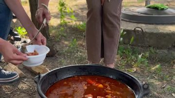 В рамках гастрономического фестиваля «Борщ-фест» в Марьяновском сельском клубе прошел мастер-класс по приготовлению традиционного блюда на свежем воздухе