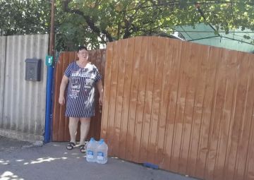 Игорь Кастюкевич: Херсонская область. Почти две тонны бутилированной питьевой воды раздали жителям в пгт