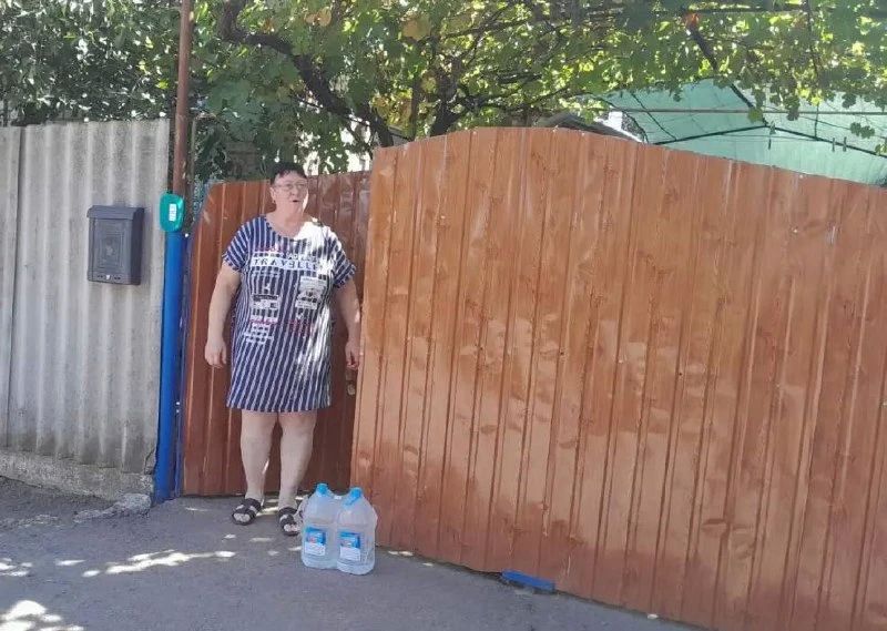 В Верхнем Рогачике жителям раздали почти две тонны бутилированной питьевой воды В Верхнем Рогачике жителям раздали почти две тонны бутилированной питьевой воды