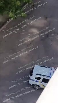 В Каменском Днепропетровской области полиция переехала своим автомобилем мужчину, рискнувшего лечь перед авто, чтобы спасти друга от бусификации