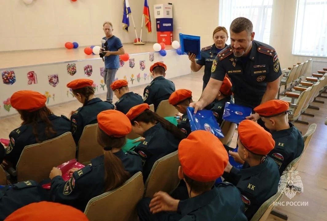 В День знаний сотрудники МЧС России посетили школы Херсонщины с подарками — канцтоварами и учебными материалами В День знаний сотрудники МЧС России посетили школы Херсонщины с подарками — канцтоварами и учебными материалами