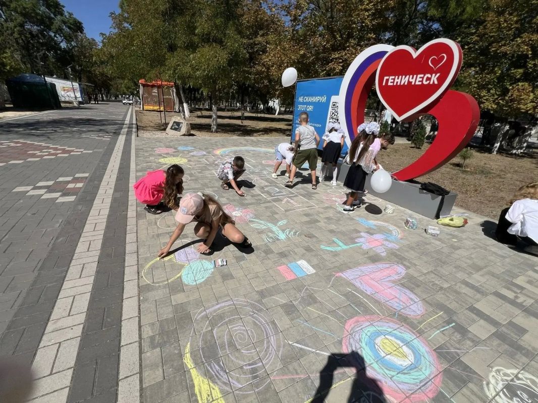 1 сентября в парке культуры и отдыха сотрудники и талантливые воспитанники МКУК «Центра культуры и досуга» Генического муниципального округа подготовили и провели для детей конкурсно-игровую программу «И снова в школу» 1 сентября в парке культуры и отдыха сотрудники и талантливые воспитанники МКУК «Центра культуры и досуга» Генического муниципального округа подготовили и провели для детей конкурсно-игровую программу «И снова в школу»