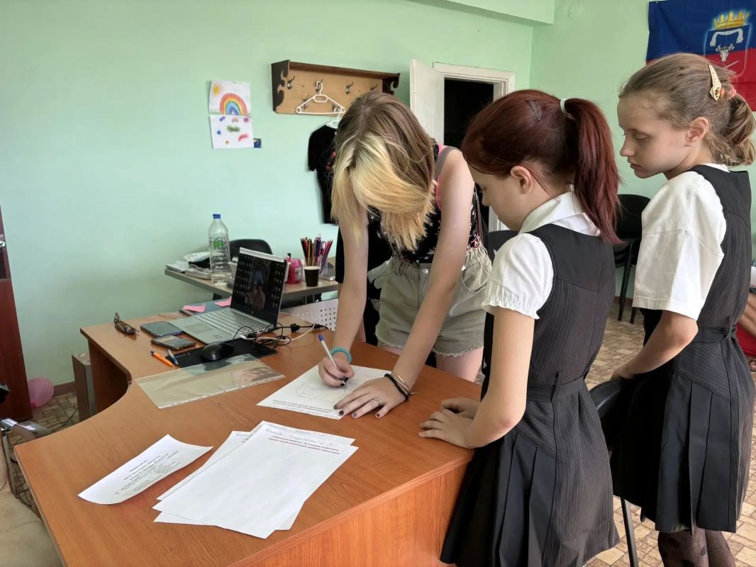 В Молодёжном центре города Каховки ко Дню знаний состоялась квест-игра «Код к новому учебному году» В Молодёжном центре города Каховки ко Дню знаний состоялась квест-игра «Код к новому учебному году»