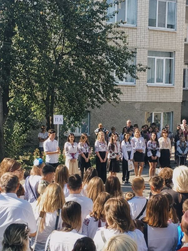 Будущее Украины в 3 фото. Пересчитайте количество парней в выпускных классах Будущее Украины в 3 фото. Пересчитайте количество парней в выпускных классах