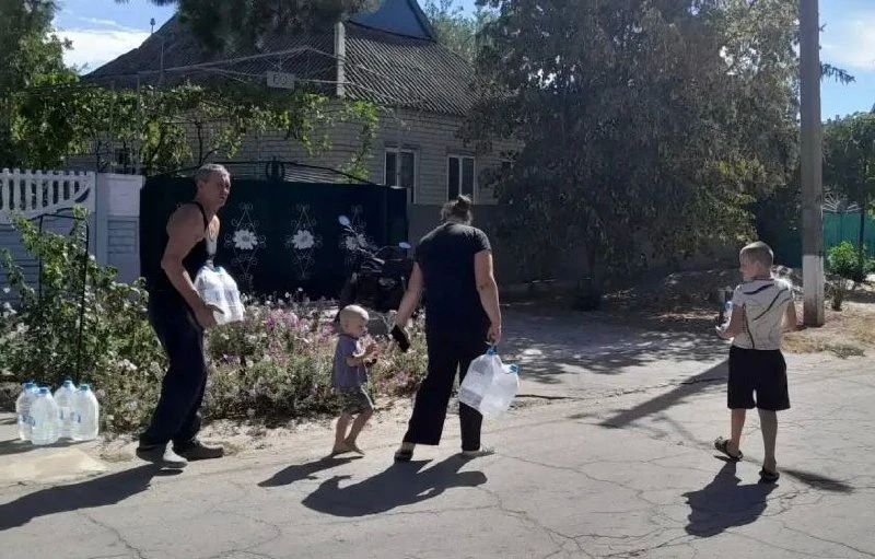 В Верхнем Рогачике жителям раздали почти две тонны бутилированной питьевой воды В Верхнем Рогачике жителям раздали почти две тонны бутилированной питьевой воды