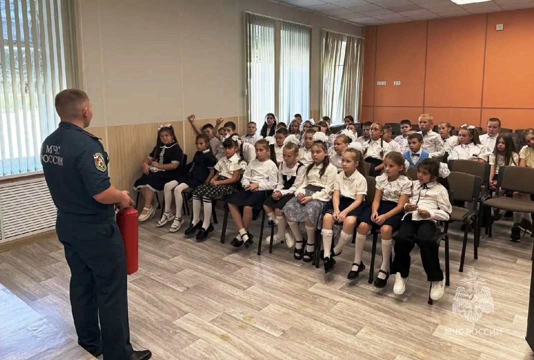 Сегодня, 1 сентября, в День знаний, сотрудники Главного управления МЧС России по Херсонской области стали особенными гостями во многих школах области! Сегодня, 1 сентября, в День знаний, сотрудники Главного управления МЧС России по Херсонской области стали особенными гостями во многих школах области!