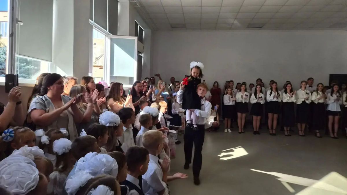 Посетила праздничную линейку в Чаплинской школе №1 Посетила праздничную линейку в Чаплинской школе №1