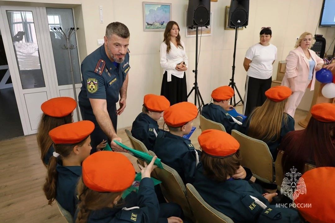 Сегодня, 1 сентября, в День знаний, сотрудники Главного управления МЧС России по Херсонской области стали особенными гостями во многих школах области! Сегодня, 1 сентября, в День знаний, сотрудники Главного управления МЧС России по Херсонской области стали особенными гостями во многих школах области!