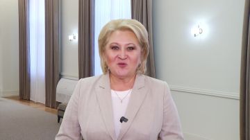 От Комитета СФ по науке, образованию и культуре поздравили детей Херсонской области с Днём знаний и передали для Новоалексеевской школы № 2 Генического района магнитно-меловые настенные доски