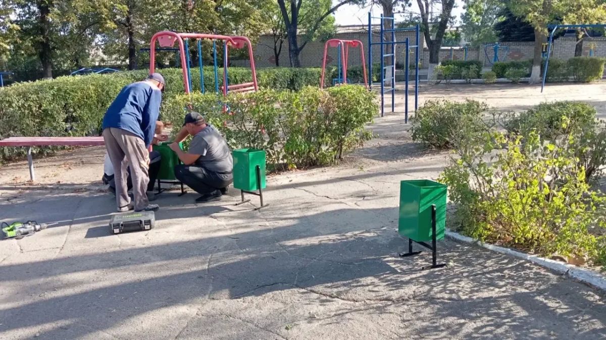 В центре Великой Лепетихи установлены новые урны В центре Великой Лепетихи установлены новые урны