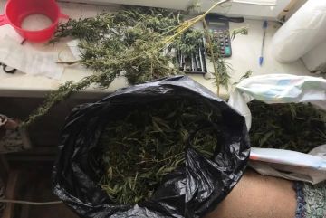Полицейские нашли в доме жителя Таврийска два пакета с наркотиками