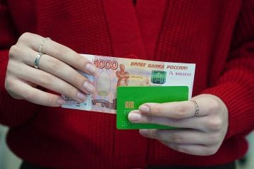В Геническом округе троих местных жителей осудят за продажу банковских карт