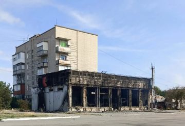 Два человека пострадали при ударе ВСУ по строительному магазину в Каховке