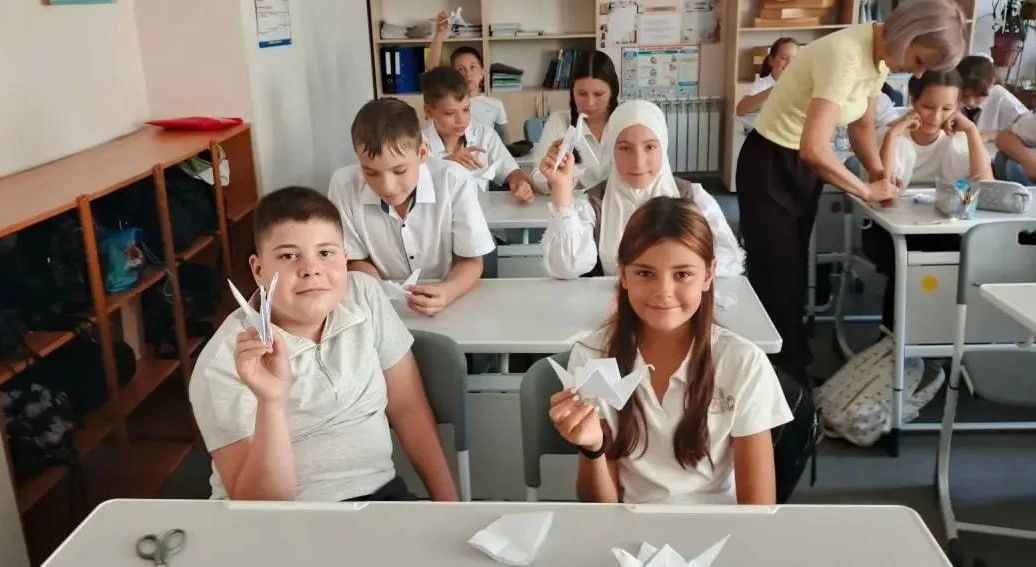 Школьники Геническа изготовили бумажных журавликов в рамках Всероссийской акции "Память защищает" от Движения Первых