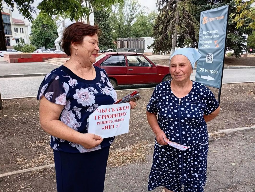 3 сентября, в День солидарности в борьбе с терроризмом, библиотекарем Новотроицкой центральной библиотеки была проведена информационно-просветительская акция «Мы скажем терроризму решительное «НЕТ!» 3 сентября, в День солидарности в борьбе с терроризмом, библиотекарем Новотроицкой центральной библиотеки была проведена информационно-просветительская акция «Мы скажем терроризму решительное «НЕТ!»