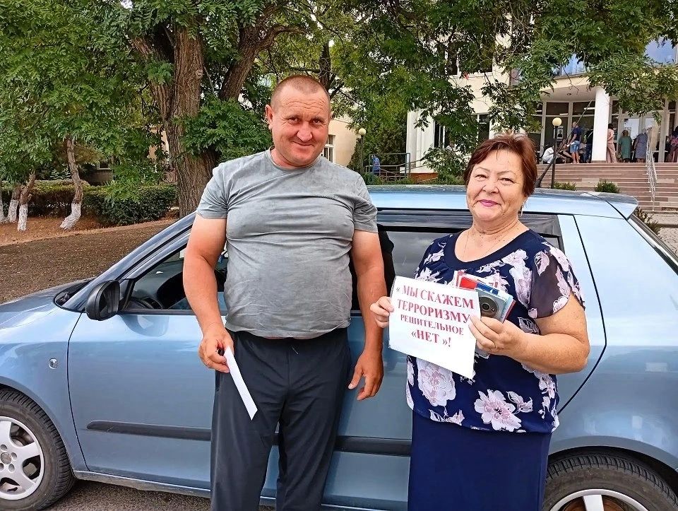 3 сентября, в День солидарности в борьбе с терроризмом, библиотекарем Новотроицкой центральной библиотеки была проведена информационно-просветительская акция «Мы скажем терроризму решительное «НЕТ!»