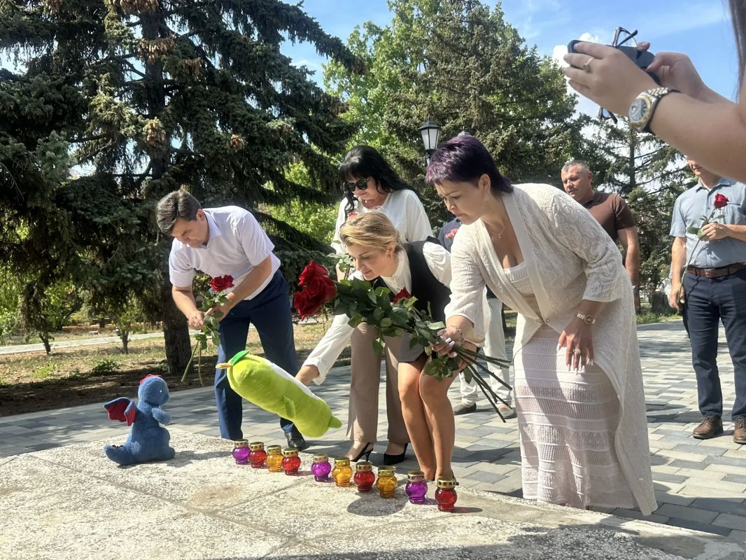 В День солидарности в борьбе с терроризмом, вместе с главой Генического округа Херсонской области Юлией Семякиной, заместителем Председателя Правительства Сергеем Николаевичем Черевко и заместителем губернатора Херсонской... В День солидарности в борьбе с терроризмом, вместе с главой Генического округа Херсонской области Юлией Семякиной, заместителем Председателя Правительства Сергеем Николаевичем Черевко и заместителем губернатора Херсонской...