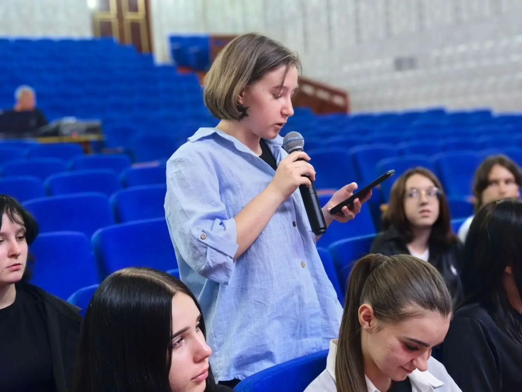 Артем Лагойский: Культура объединяет: выставка в Каланчаке и встреча с активистами Движения Первых! Артем Лагойский: Культура объединяет: выставка в Каланчаке и встреча с активистами Движения Первых!