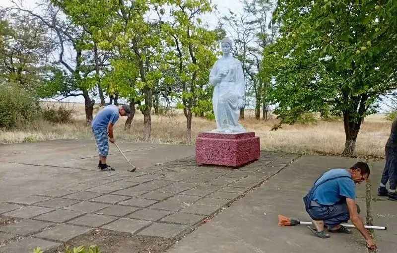 Работники коммунального учреждения привели в порядок братские захоронения и мемориалы в Горностаевском округе Работники коммунального учреждения привели в порядок братские захоронения и мемориалы в Горностаевском округе