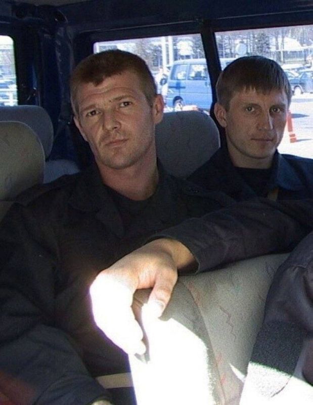 3 сентября 2004 года, во время спасения заложников в школе №1 города Беслан погибли 10 сотрудников ЦСН ФСБ России 3 сентября 2004 года, во время спасения заложников в школе №1 города Беслан погибли 10 сотрудников ЦСН ФСБ России