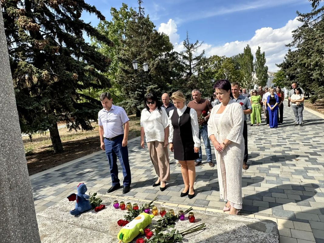В День солидарности в борьбе с терроризмом, вместе с главой Генического округа Херсонской области Юлией Семякиной, заместителем Председателя Правительства Сергеем Николаевичем Черевко и заместителем губернатора Херсонской... В День солидарности в борьбе с терроризмом, вместе с главой Генического округа Херсонской области Юлией Семякиной, заместителем Председателя Правительства Сергеем Николаевичем Черевко и заместителем губернатора Херсонской...
