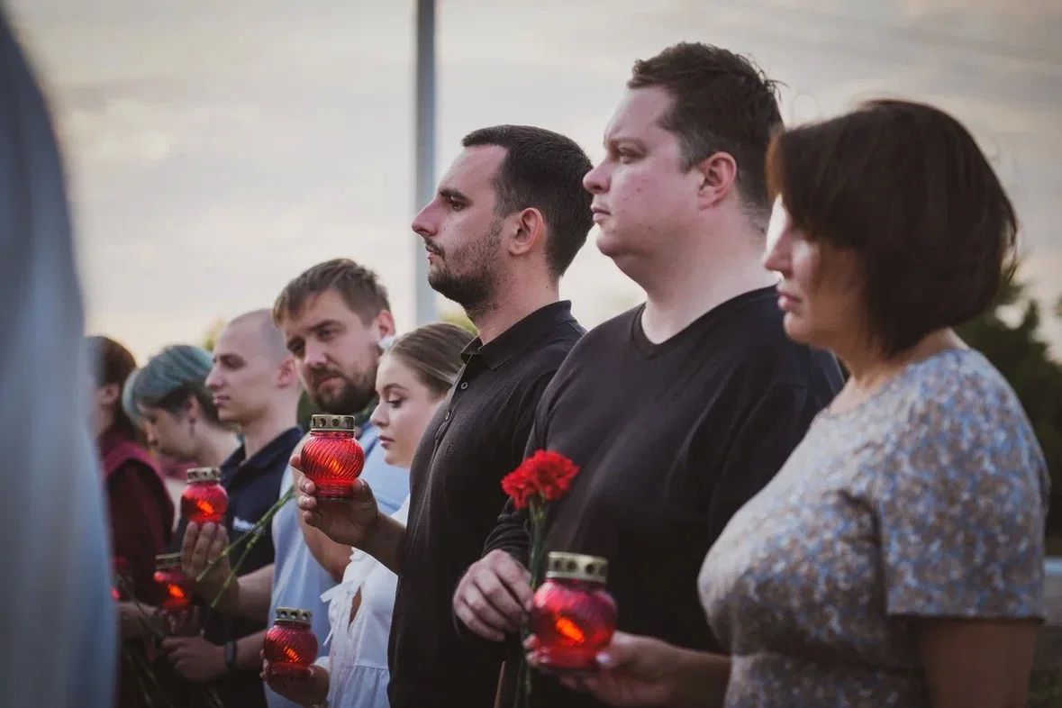 Помним наших героев. В преддверии Дня Победы над милитаристской Японией и окончанию Второй мировой войны молодёжь Херсонщины вместе с руководством и представителями министерства молодёжной политики почтили память героев... Помним наших героев. В преддверии Дня Победы над милитаристской Японией и окончанию Второй мировой войны молодёжь Херсонщины вместе с руководством и представителями министерства молодёжной политики почтили память героев...
