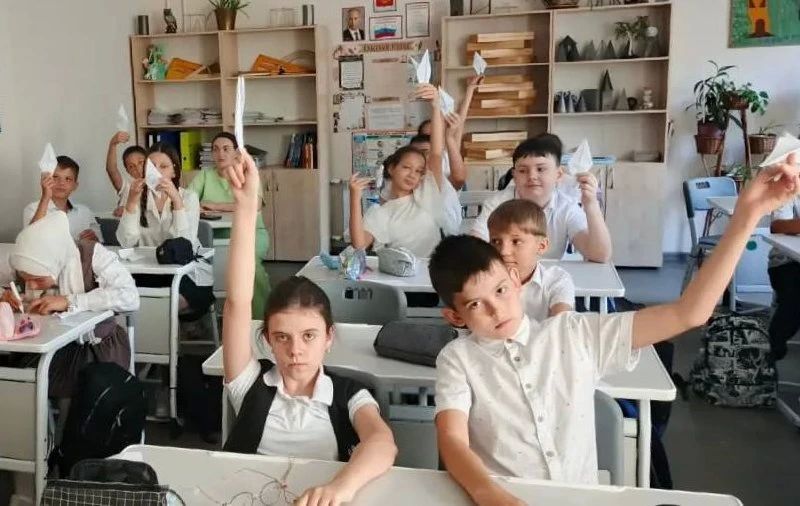 Школьники Геническа изготовили бумажных журавликов в рамках Всероссийской акции "Память защищает" от Движения Первых Школьники Геническа изготовили бумажных журавликов в рамках Всероссийской акции "Память защищает" от Движения Первых