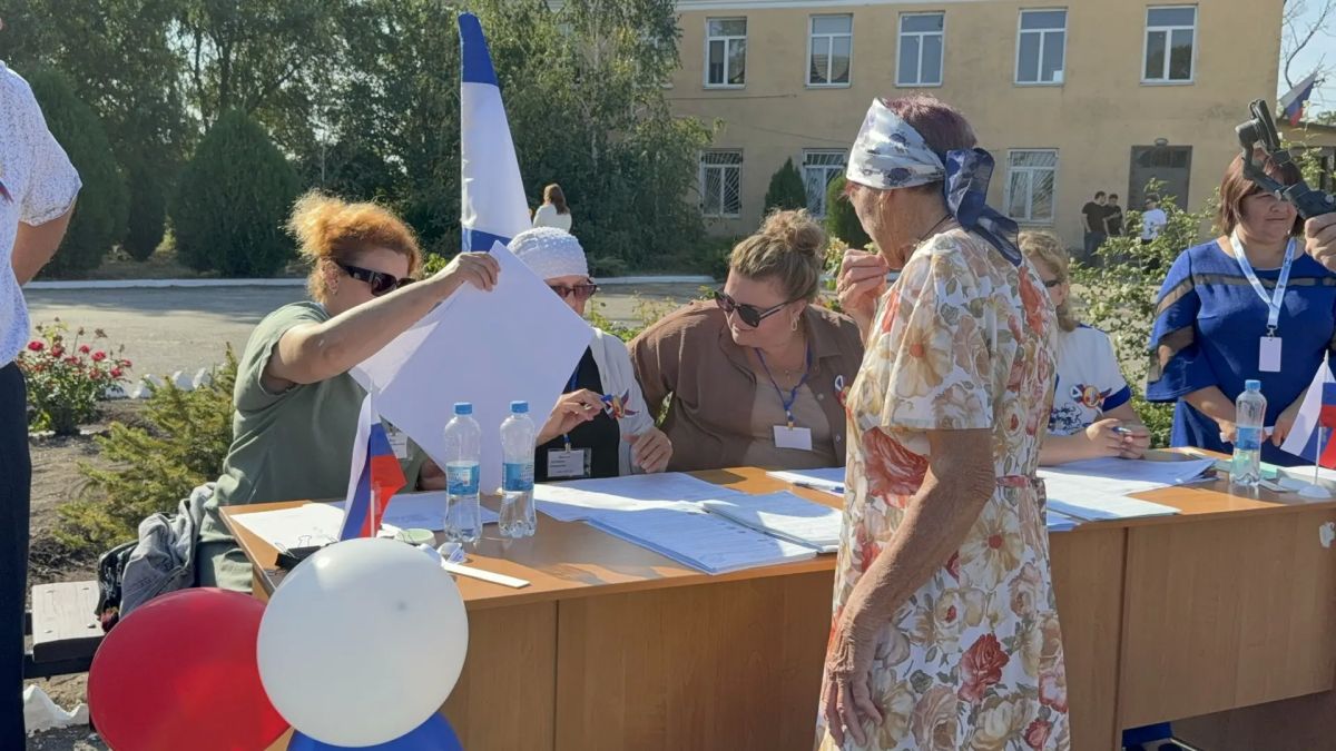 В Азовском началось досрочное голосование В Азовском началось досрочное голосование