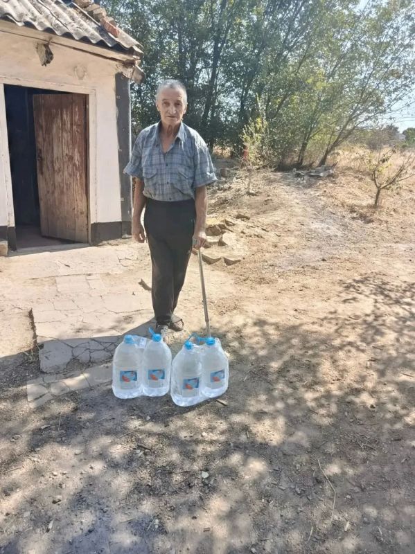 Тонну питьевой воды при поддержке сенатора Игоря Кастюкевича доставили в Генический округ Тонну питьевой воды при поддержке сенатора Игоря Кастюкевича доставили в Генический округ