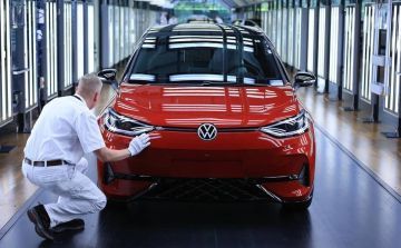 Затяжной кризис в Volkswagen продолжается: немецкий автогигант закроет еще четыре завода в Германии, уволит 100 000 сотрудников и вдвое сократит модельный ряд