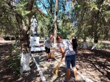 В Раздольном Каланчёвского округа волонтеры привели в порядок территорию у памятника «Скорбящей матери» и обелиска «Слава погибшим героям 1941–1945 гг.»