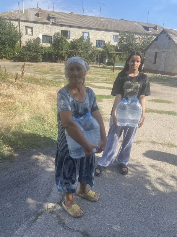 Порядка тонны бутилированной воды доставили в Генический округ при содействии сенатора от Херсонской области Игоря Кастюкевича Порядка тонны бутилированной воды доставили в Генический округ при содействии сенатора от Херсонской области Игоря Кастюкевича