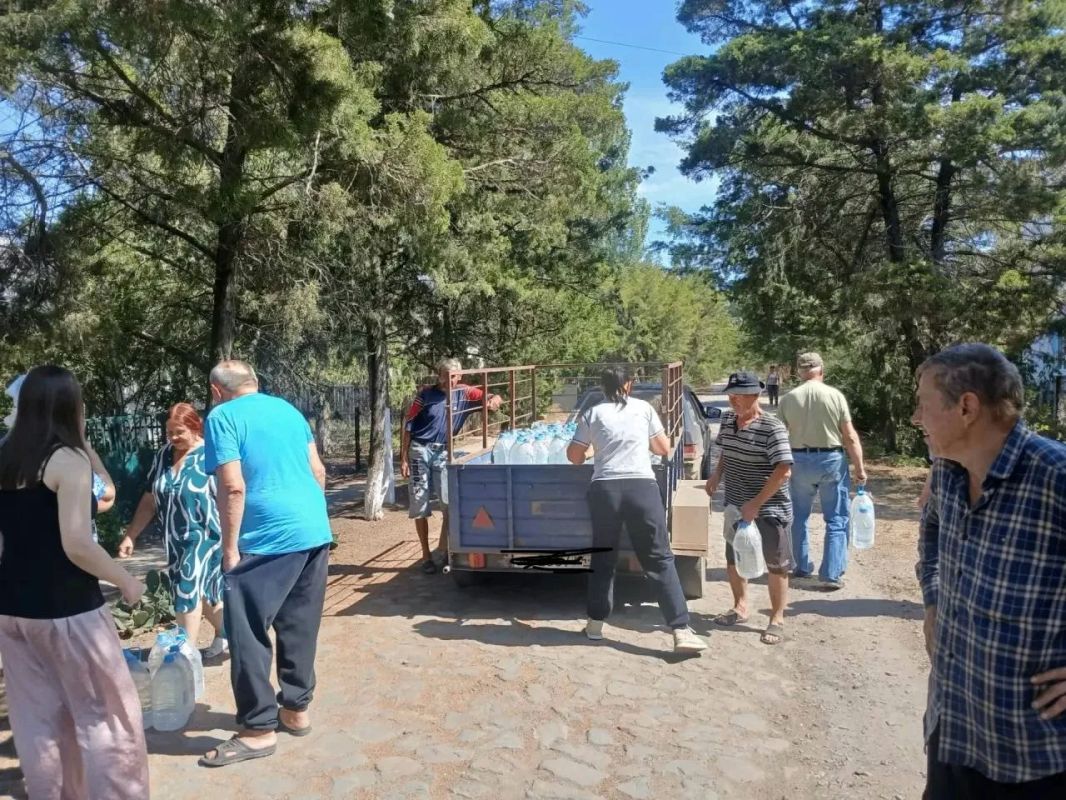Тонну питьевой воды при поддержке сенатора Игоря Кастюкевича доставили в Генический округ Тонну питьевой воды при поддержке сенатора Игоря Кастюкевича доставили в Генический округ