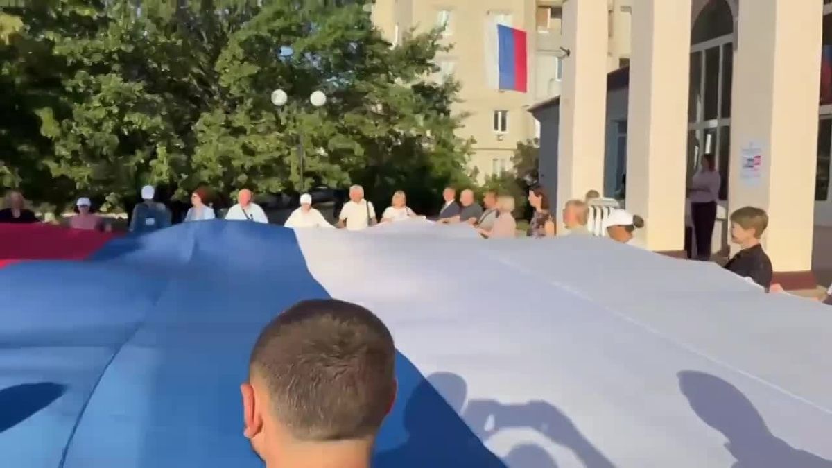 В Таврийске в первый день досрочного голосования развернули флаг России