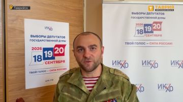 Жители Новокаховского округа приходят на избирательный участок в Таврийске, чтобы проголосовать на выборах депутатов Госдумы
