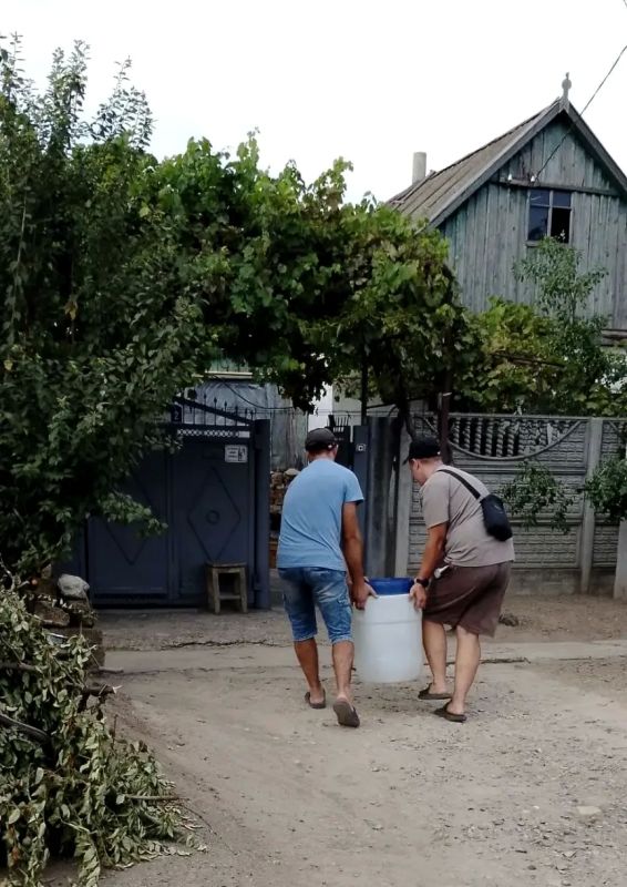 Активисты ТОС «Мечта» помогают жителям Каховки с доставкой воды Активисты ТОС «Мечта» помогают жителям Каховки с доставкой воды