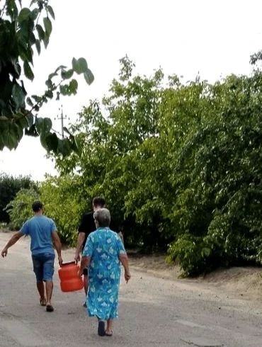 Активисты ТОС «Мечта» помогают жителям Каховки с доставкой воды Активисты ТОС «Мечта» помогают жителям Каховки с доставкой воды