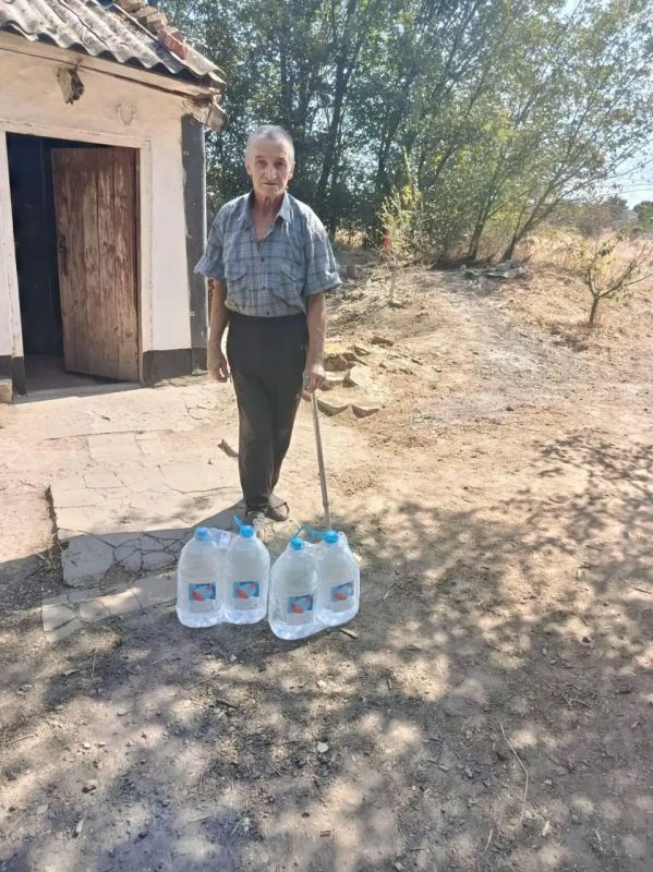 Около тонны питьевой воды доставили жителям сёл Херсонской области Около тонны питьевой воды доставили жителям сёл Херсонской области