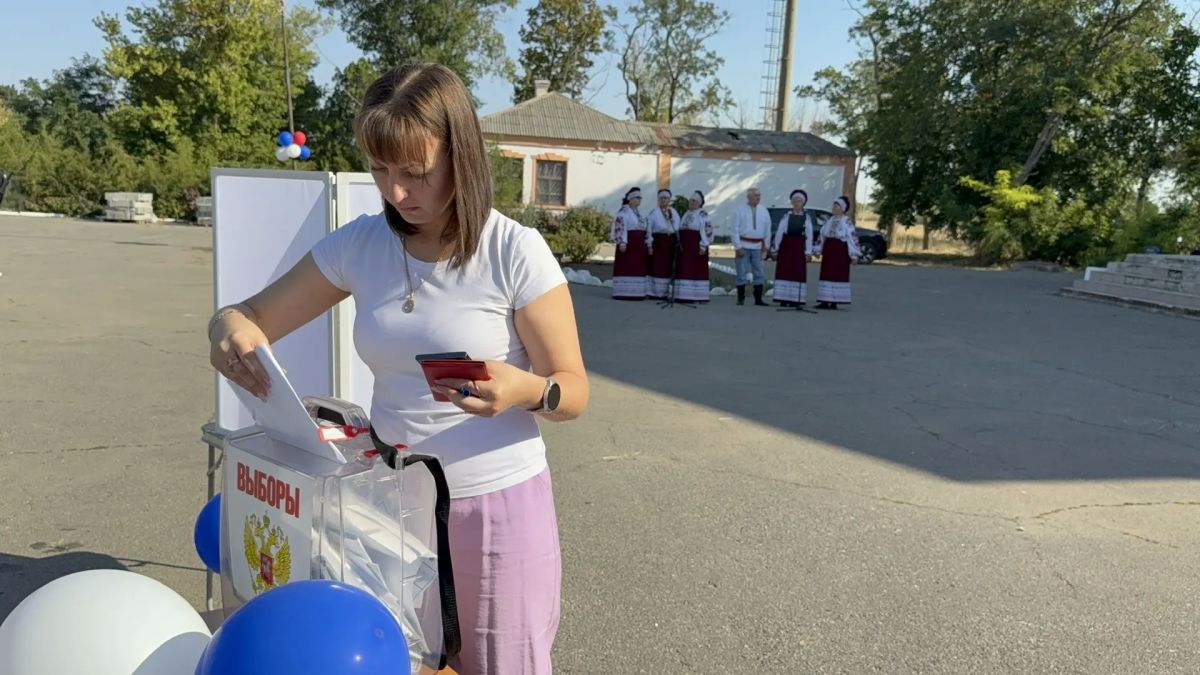 В Азовском началось досрочное голосование В Азовском началось досрочное голосование