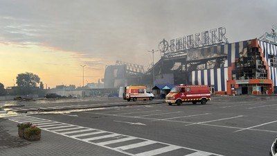 У соседей..... В Николаеве в результате утреннего удара повреждены два троллейбуса марки «Днепр». Обошлось без пострадавших среди водителей и людей в салонах, однако транспорт получил серьезные повреждения окон и конструкций У соседей..... В Николаеве в результате утреннего удара повреждены два троллейбуса марки «Днепр». Обошлось без пострадавших среди водителей и людей в салонах, однако транспорт получил серьезные повреждения окон и конструкций
